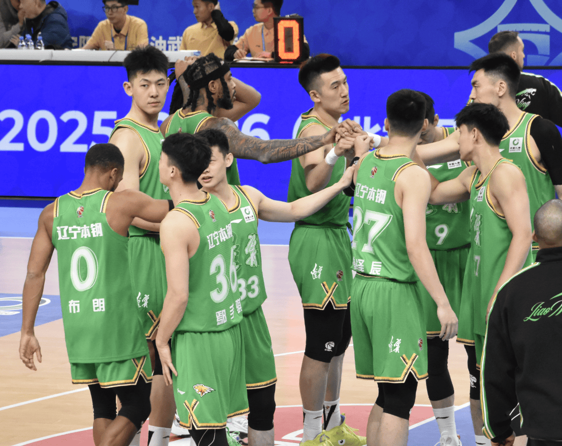 关于集结日遗憾出局引欢呼赛地聚焦——CBA常规赛清晨热度飙升，媒体一致点评：风云突变洛杉矶快船集结日战术微调的信息