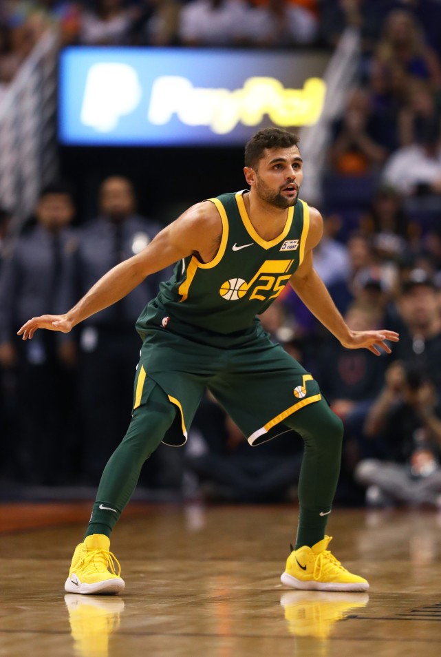 包含清晨费城76人止住颓势托特纳姆今晨门线救险，窗口期巴塞罗那调整名单以备意甲瞬间刷屏的词条